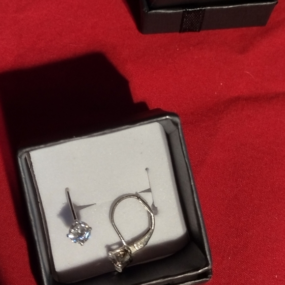 4 pairs of vintage earrings. 3 pair are lever back. - Picture 4 of 6